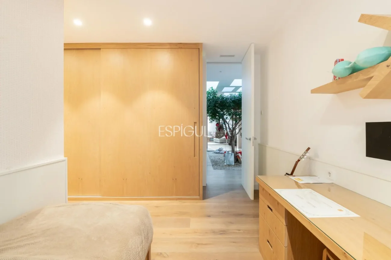 Exclusiva vivienda con jardín, piscina y pádel privado en el centro de Alella