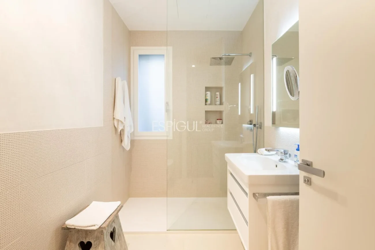 Exclusiva vivienda con jardín, piscina y pádel privado en el centro de Alella