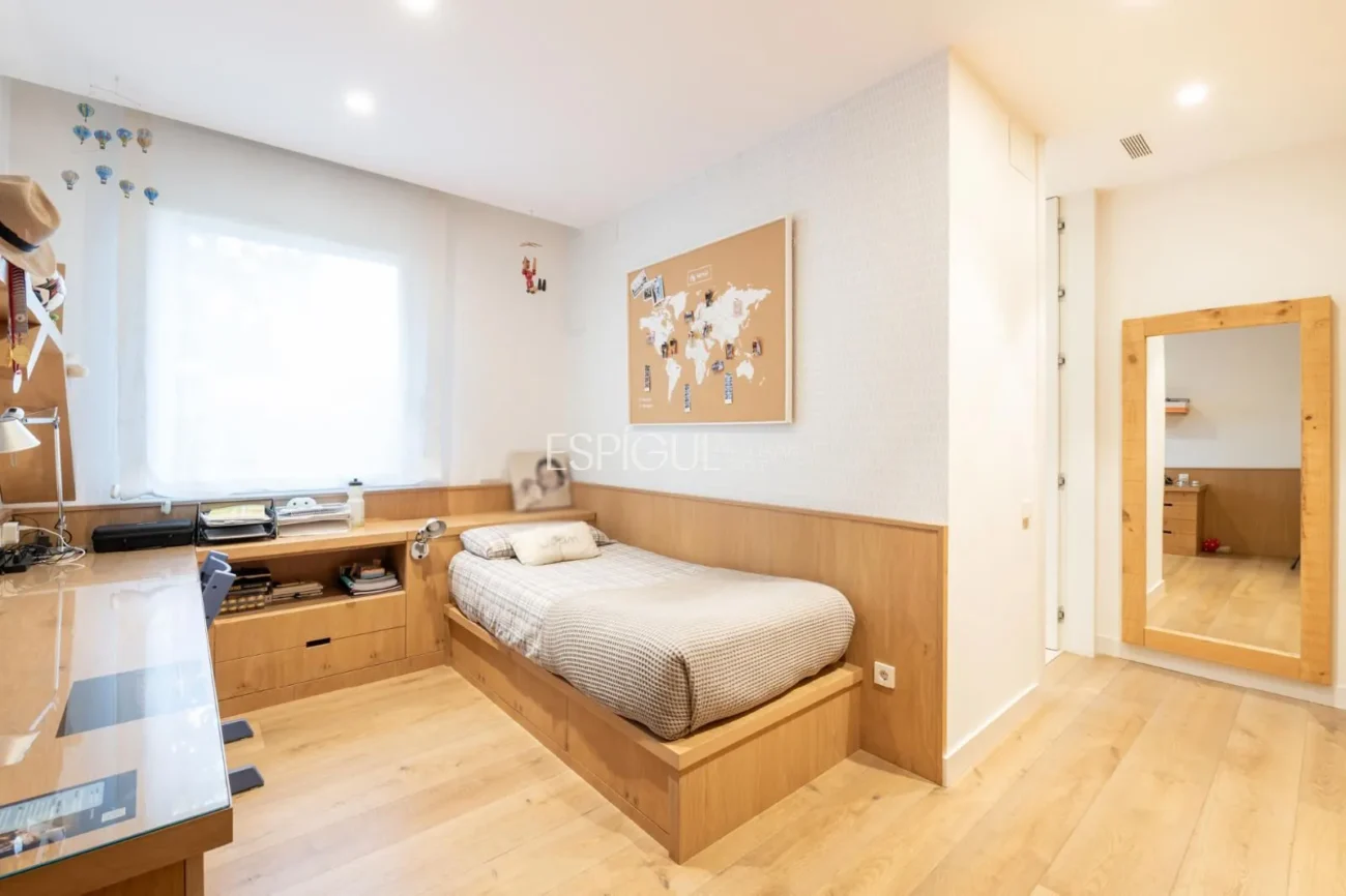 Exclusiva vivienda con jardín, piscina y pádel privado en el centro de Alella