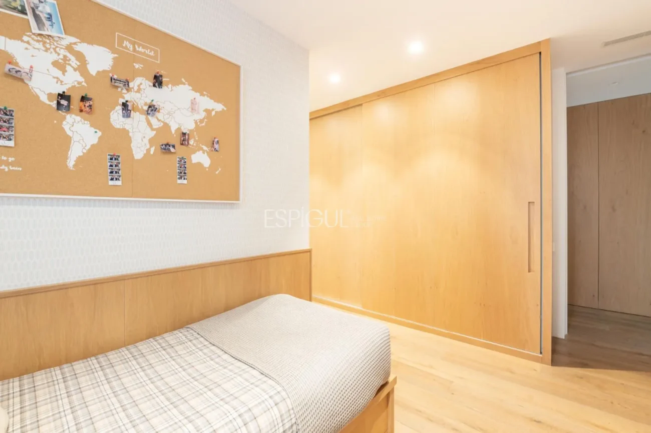 Exclusiva vivienda con jardín, piscina y pádel privado en el centro de Alella