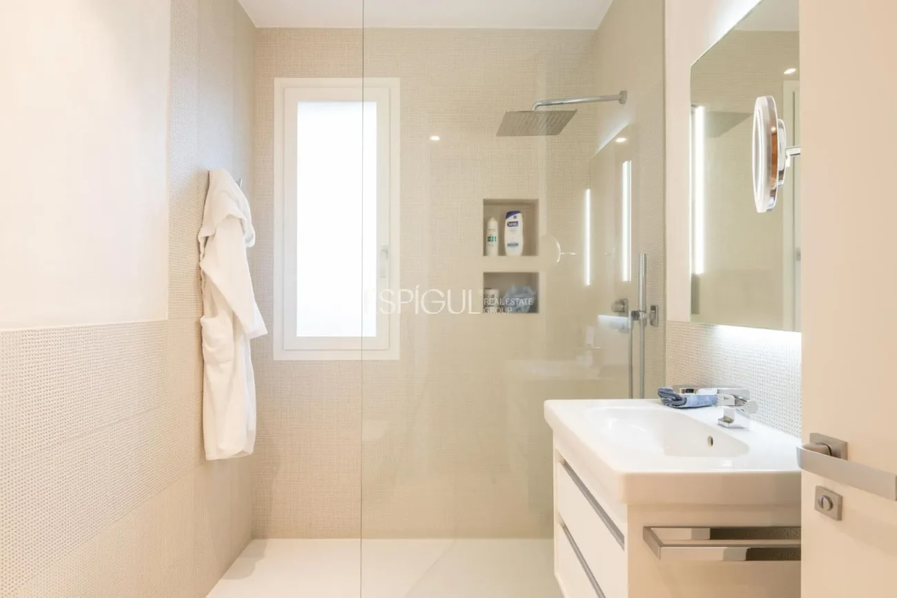 Exclusiva vivienda con jardín, piscina y pádel privado en el centro de Alella