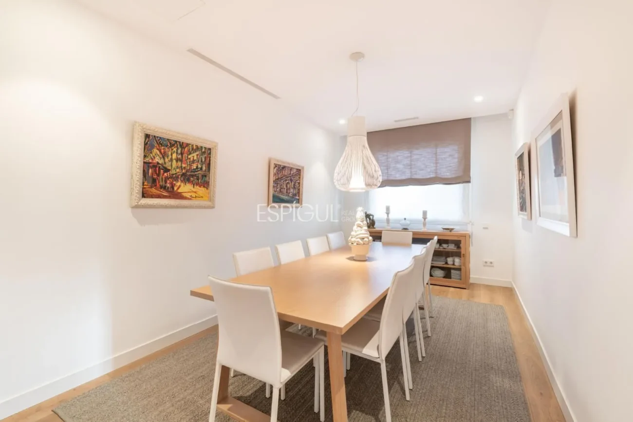 Exclusiva vivienda con jardín, piscina y pádel privado en el centro de Alella