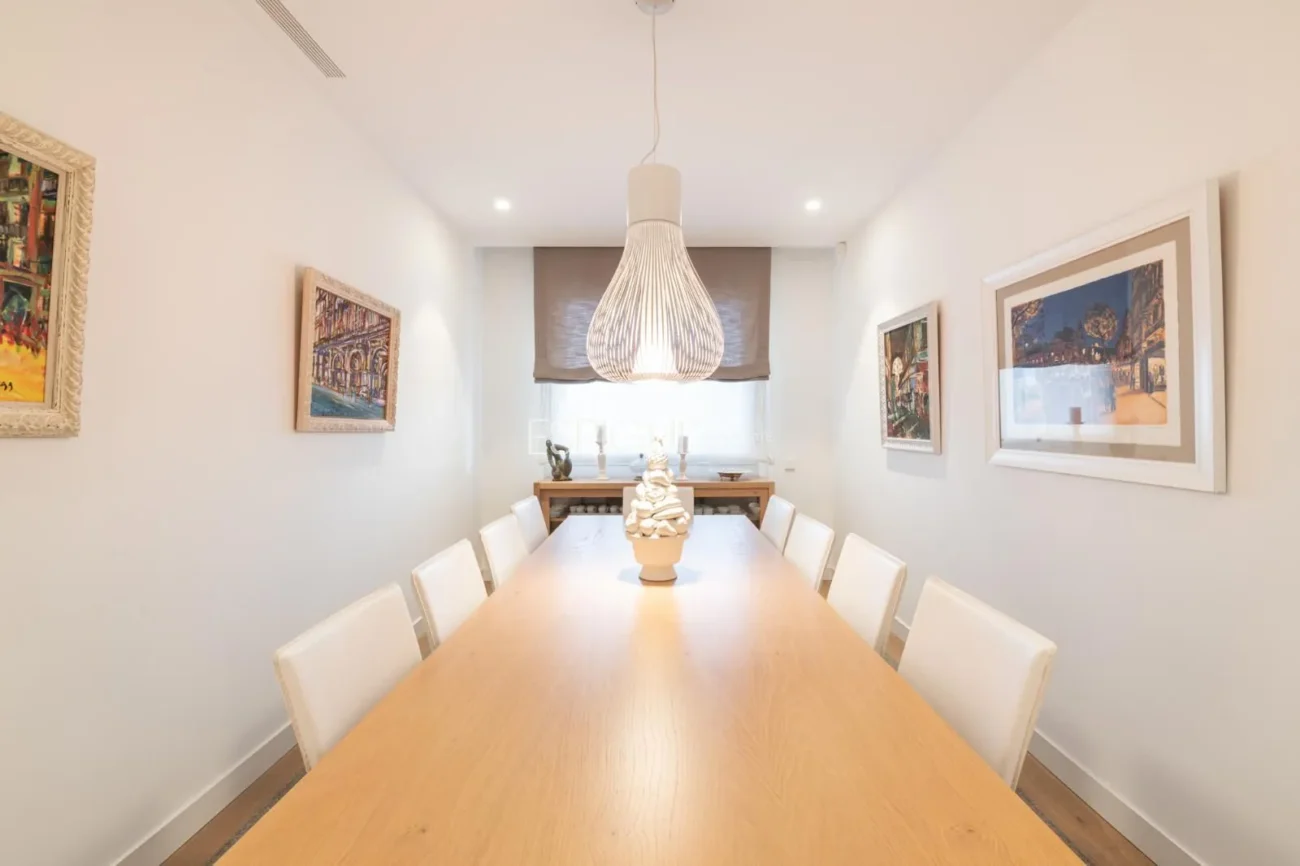 Exclusiva vivienda con jardín, piscina y pádel privado en el centro de Alella