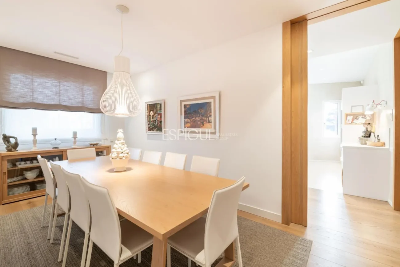 Exclusiva vivienda con jardín, piscina y pádel privado en el centro de Alella