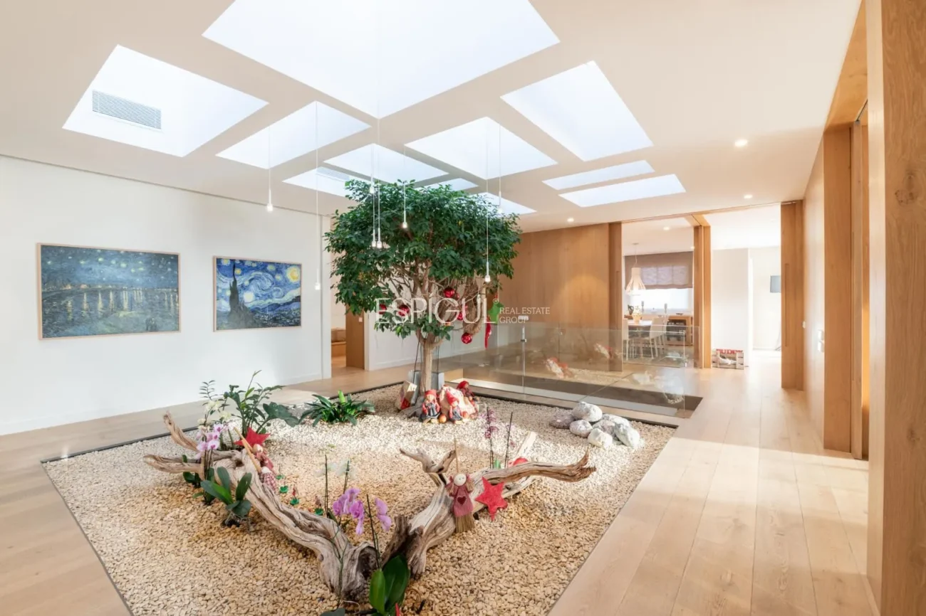 Exclusiva vivienda con jardín, piscina y pádel privado en el centro de Alella