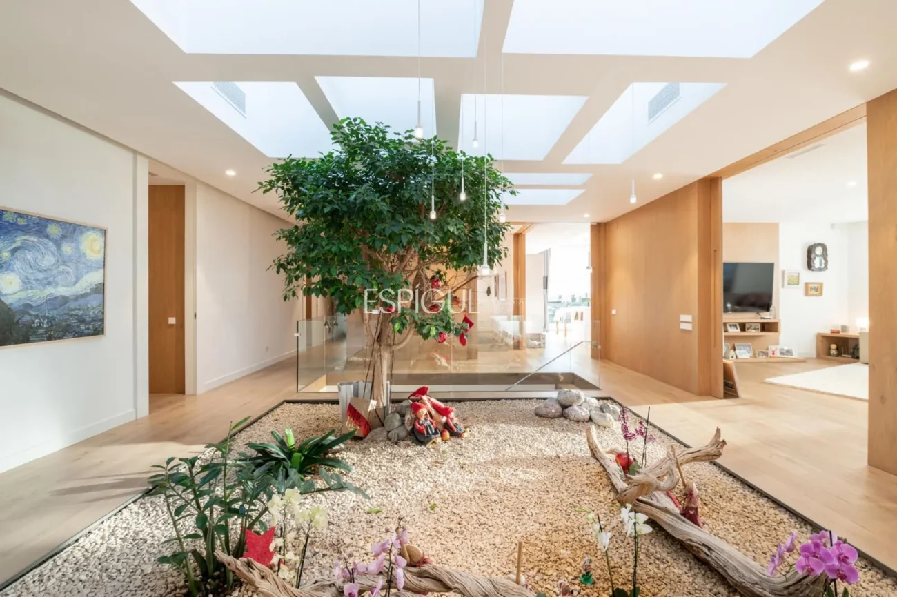 Exclusiva vivienda con jardín, piscina y pádel privado en el centro de Alella