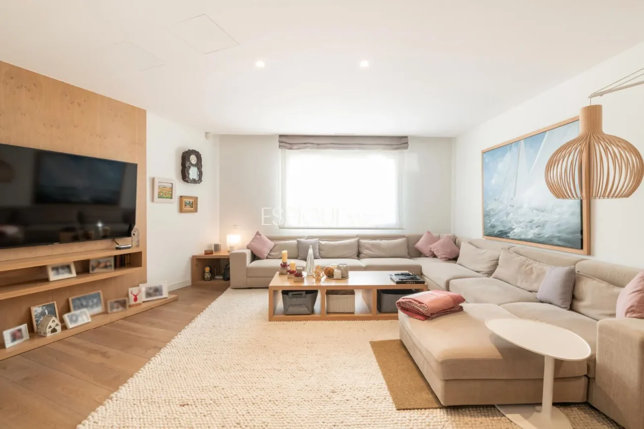 Exclusiva vivienda con jardín, piscina y pádel privado en el centro de Alella