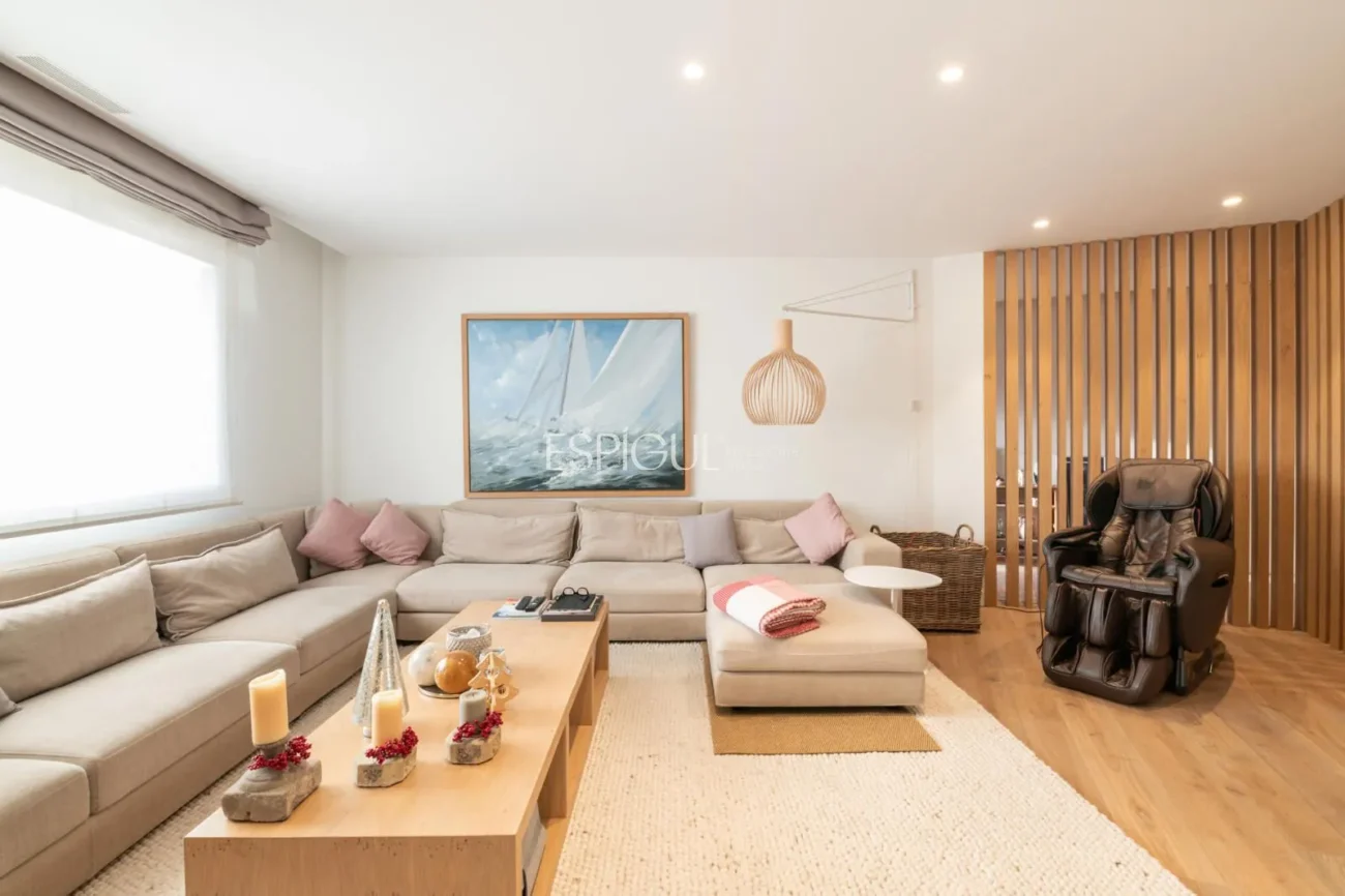 Exclusiva vivienda con jardín, piscina y pádel privado en el centro de Alella