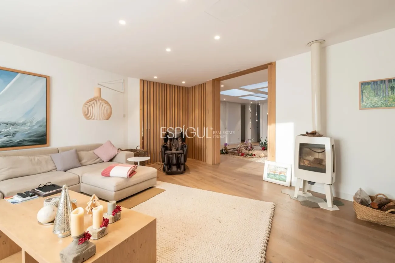 Exclusiva vivienda con jardín, piscina y pádel privado en el centro de Alella