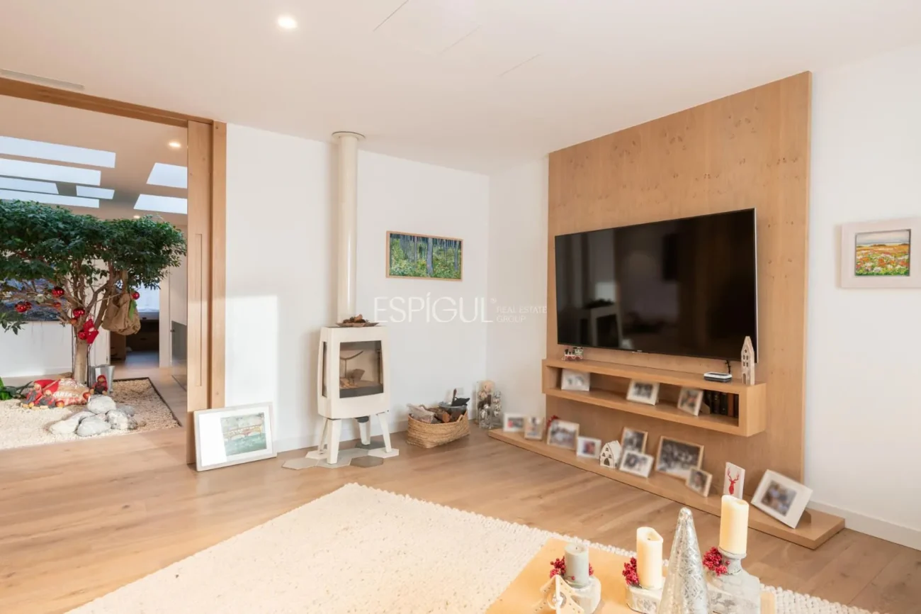 Exclusiva vivienda con jardín, piscina y pádel privado en el centro de Alella