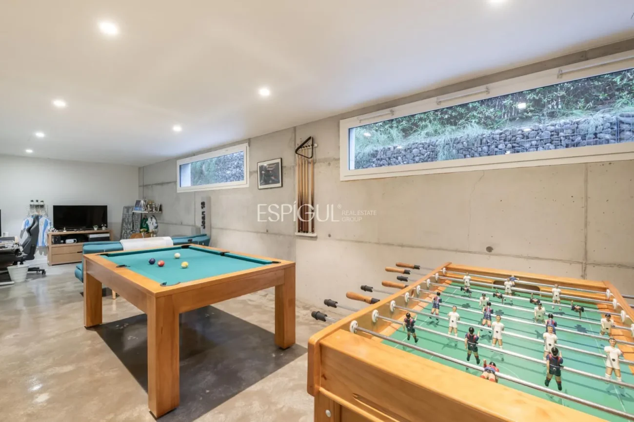 Exclusiva vivienda con jardín, piscina y pádel privado en el centro de Alella