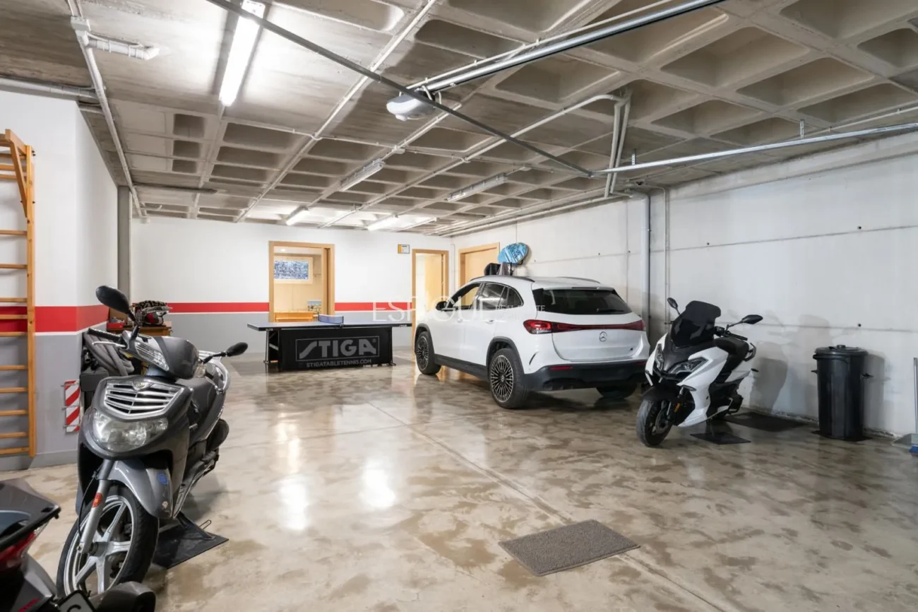 Exclusiva vivienda con jardín, piscina y pádel privado en el centro de Alella