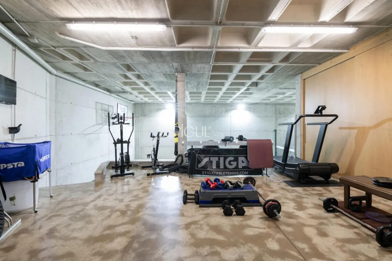 Exclusiva vivienda con jardín, piscina y pádel privado en el centro de Alella