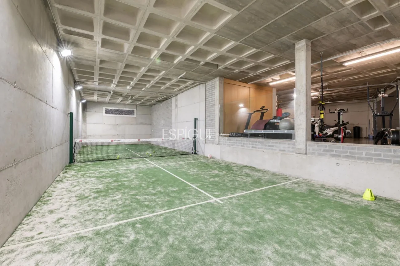 Exclusiva vivienda con jardín, piscina y pádel privado en el centro de Alella