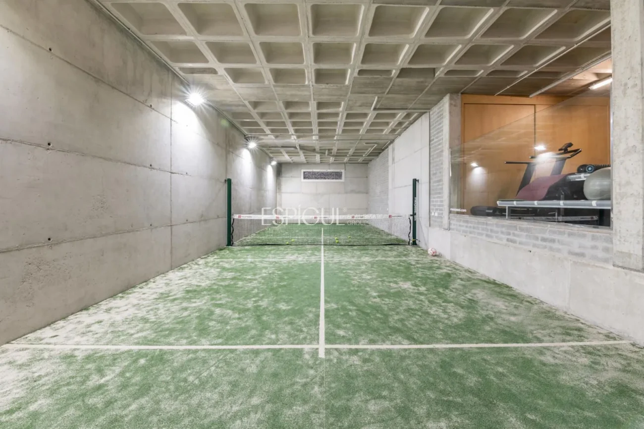 Exclusiva vivienda con jardín, piscina y pádel privado en el centro de Alella