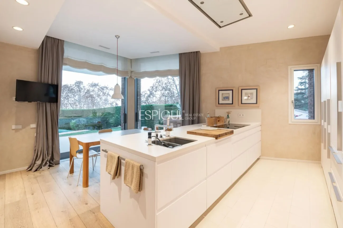 Exclusiva vivienda con jardín, piscina y pádel privado en el centro de Alella