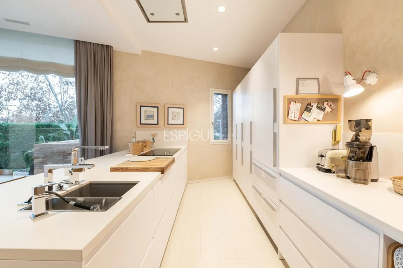 Exclusiva vivienda con jardín, piscina y pádel privado en el centro de Alella