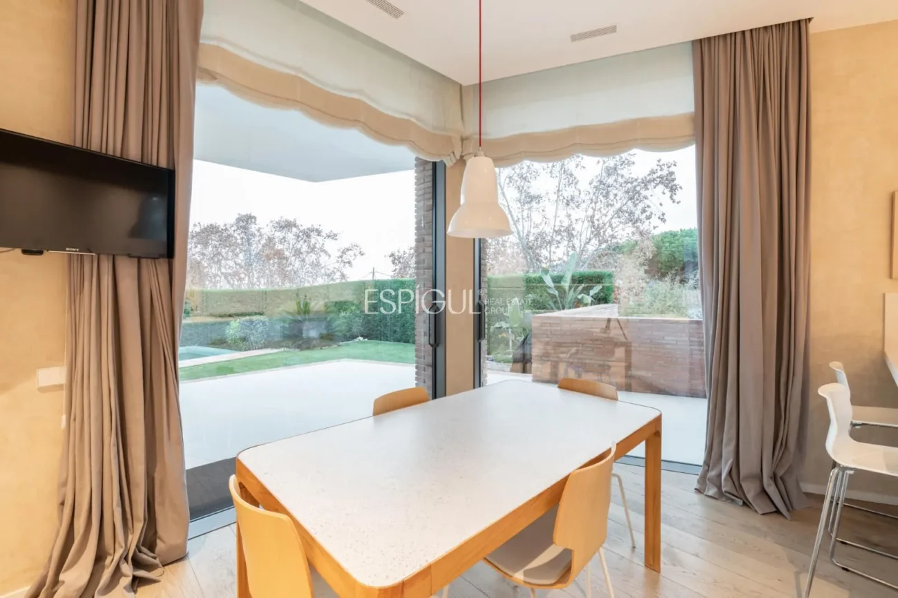 Exclusiva vivienda con jardín, piscina y pádel privado en el centro de Alella