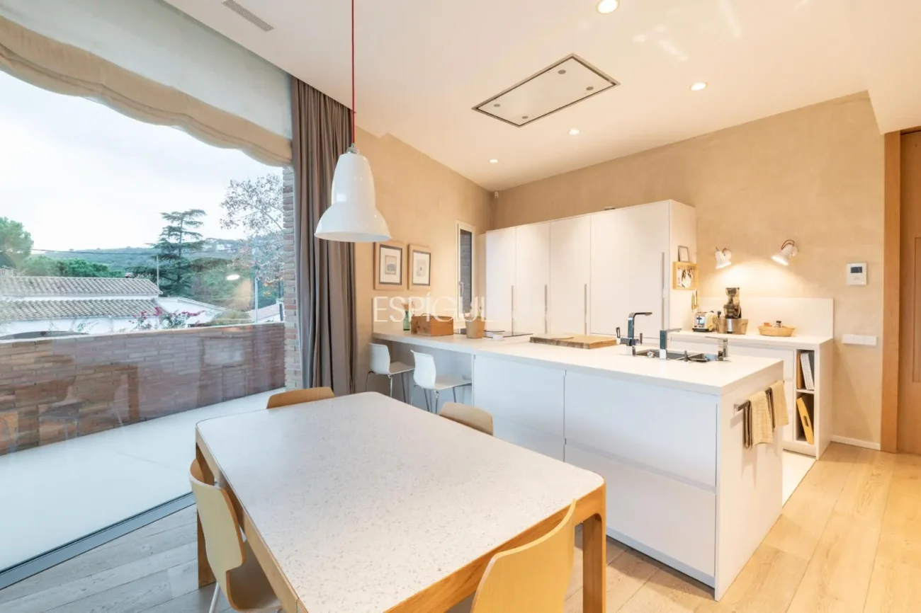 Exclusiva vivienda con jardín, piscina y pádel privado en el centro de Alella