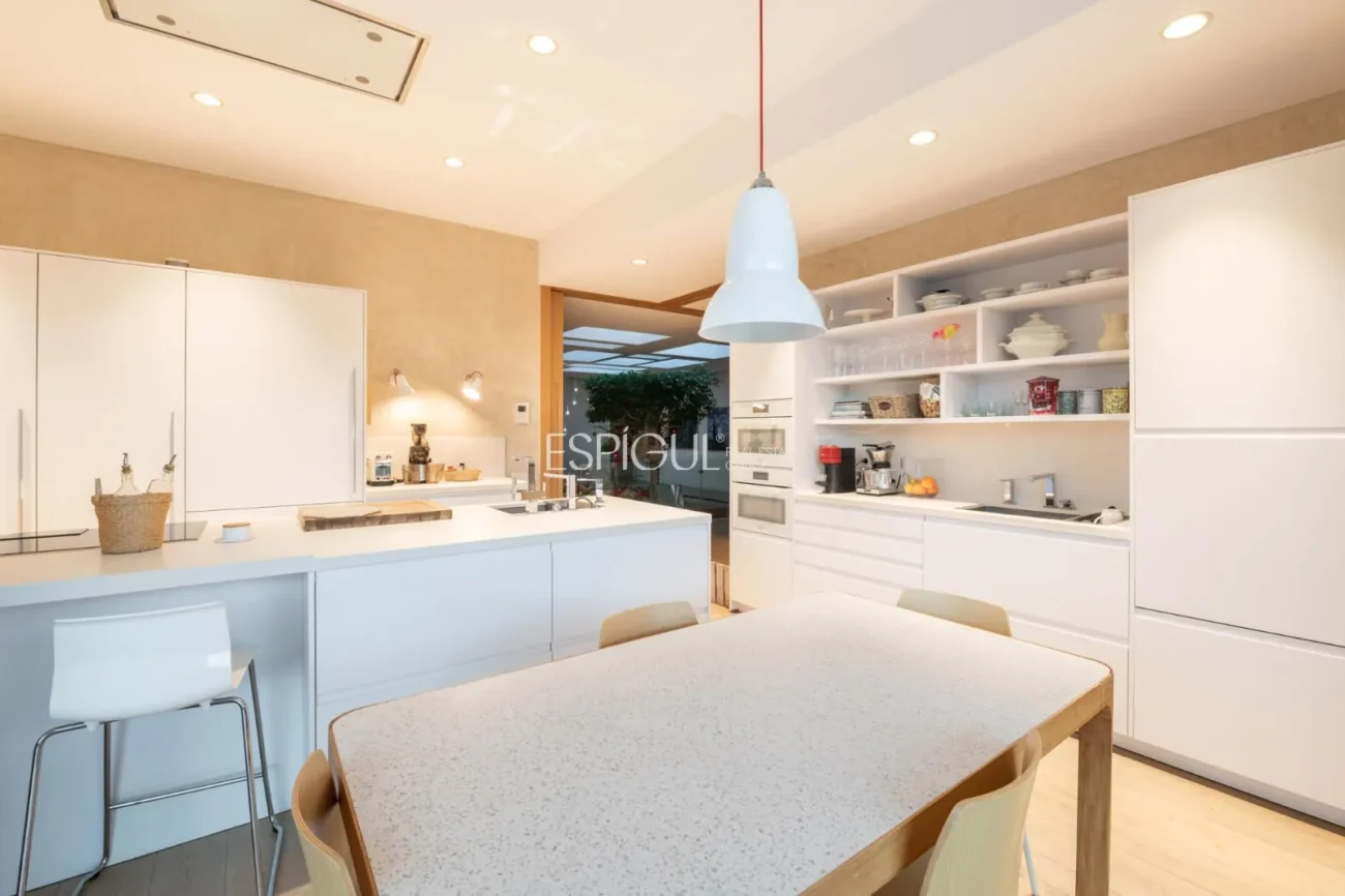 Exclusiva vivienda con jardín, piscina y pádel privado en el centro de Alella