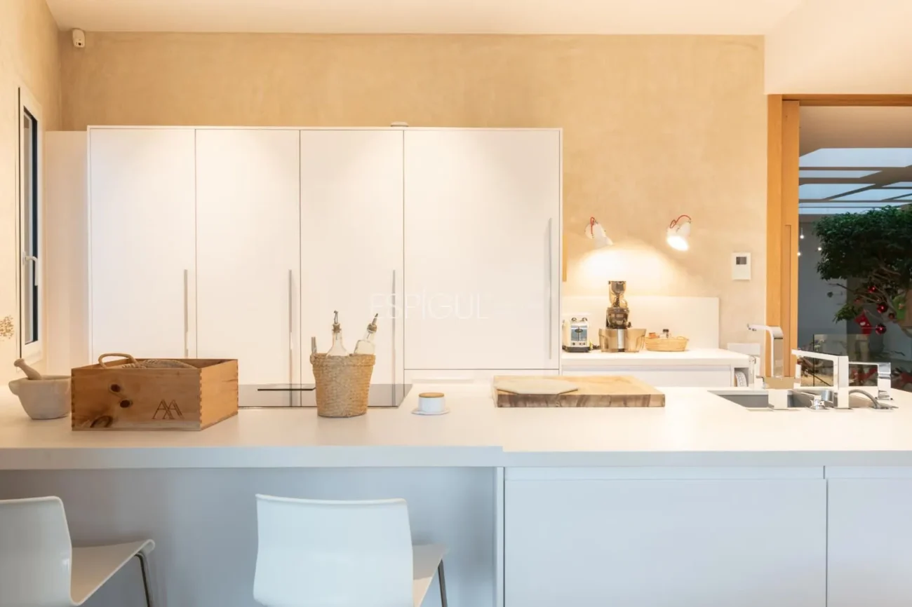 Exclusiva vivienda con jardín, piscina y pádel privado en el centro de Alella