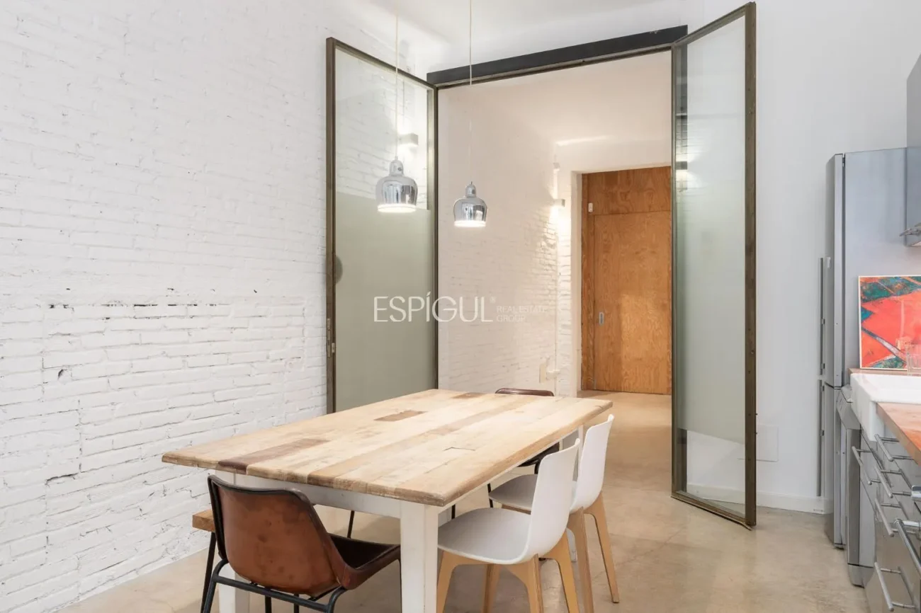 Loft with terrace and high profitability in Poble-sec