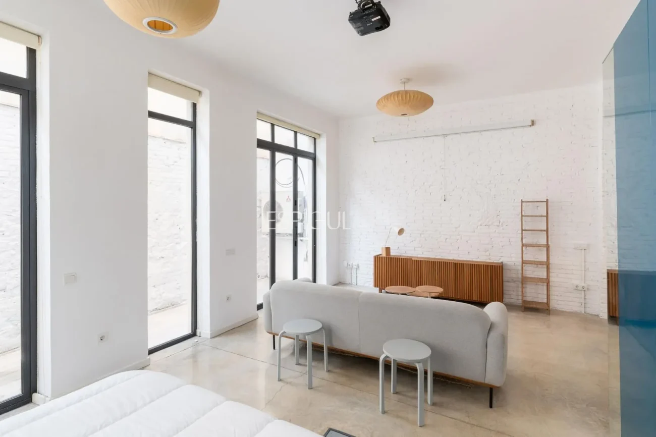 Loft with terrace and high profitability in Poble-sec