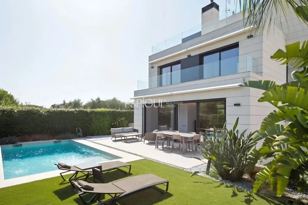 Великолепный отдельно стоящий дом с видом на море и частным бассейном в Монгате