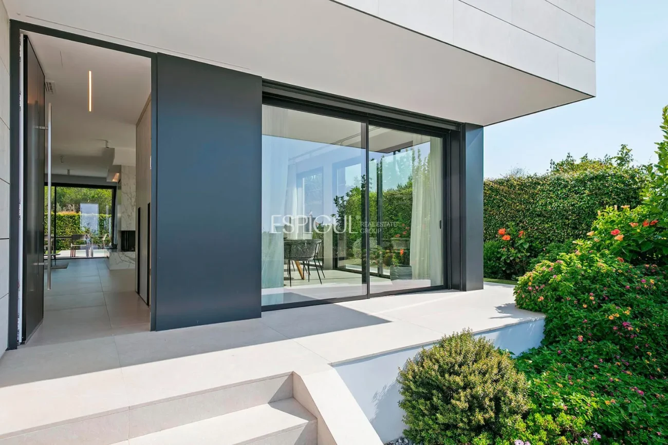 Великолепный отдельно стоящий дом с видом на море и частным бассейном в Монгате