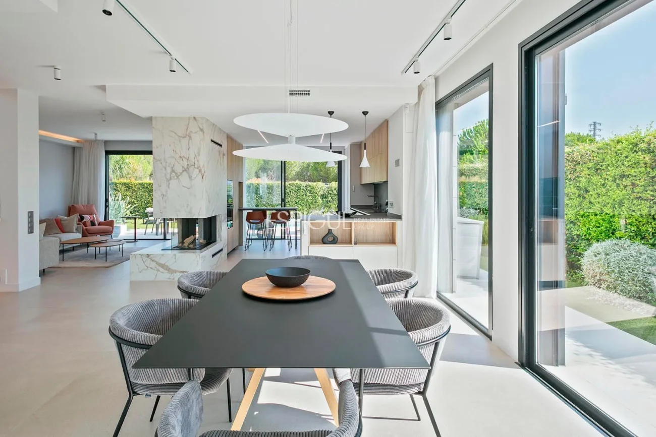 Великолепный отдельно стоящий дом с видом на море и частным бассейном в Монгате