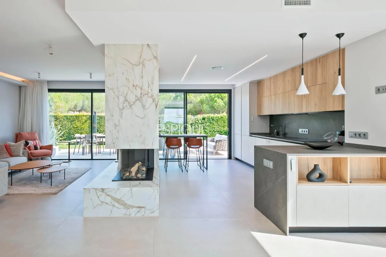 Великолепный отдельно стоящий дом с видом на море и частным бассейном в Монгате