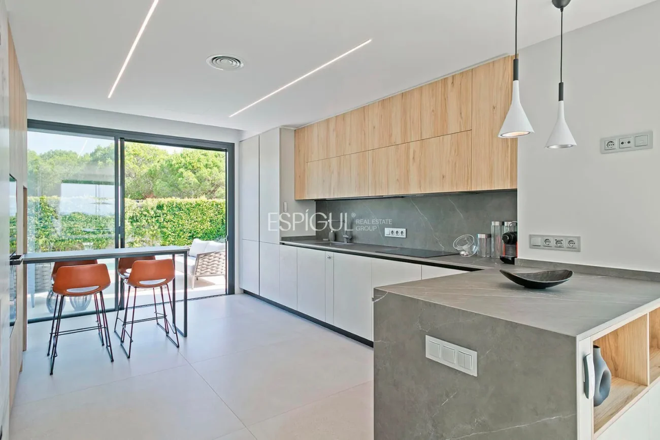 Великолепный отдельно стоящий дом с видом на море и частным бассейном в Монгате