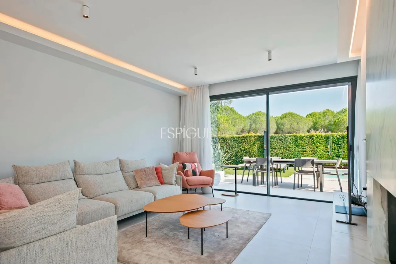 Великолепный отдельно стоящий дом с видом на море и частным бассейном в Монгате