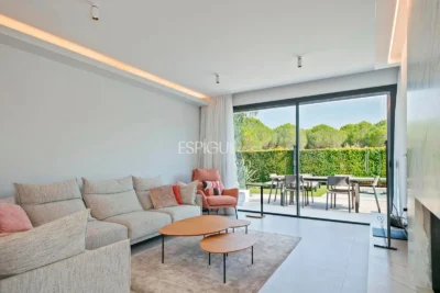 Великолепный отдельно стоящий дом с видом на море и частным бассейном в Монгате