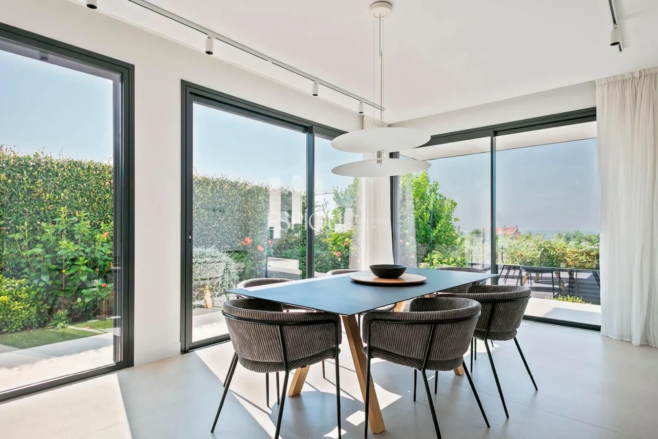 Великолепный отдельно стоящий дом с видом на море и частным бассейном в Монгате