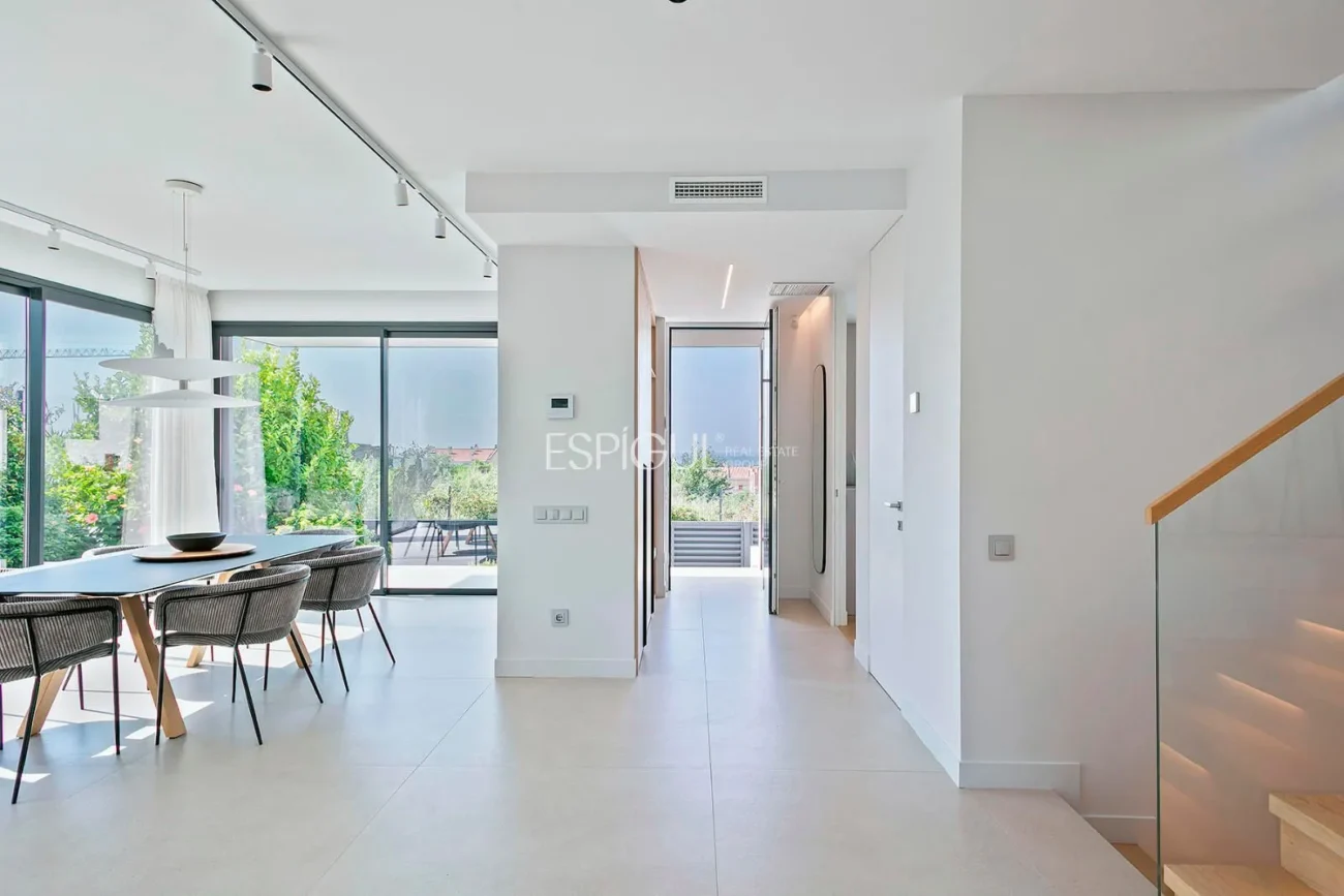 Великолепный отдельно стоящий дом с видом на море и частным бассейном в Монгате