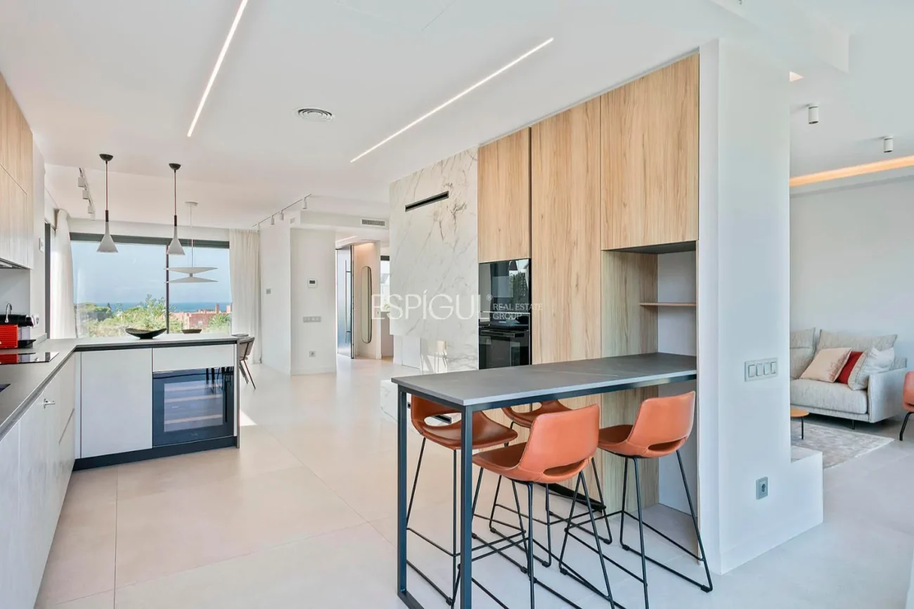 Великолепный отдельно стоящий дом с видом на море и частным бассейном в Монгате