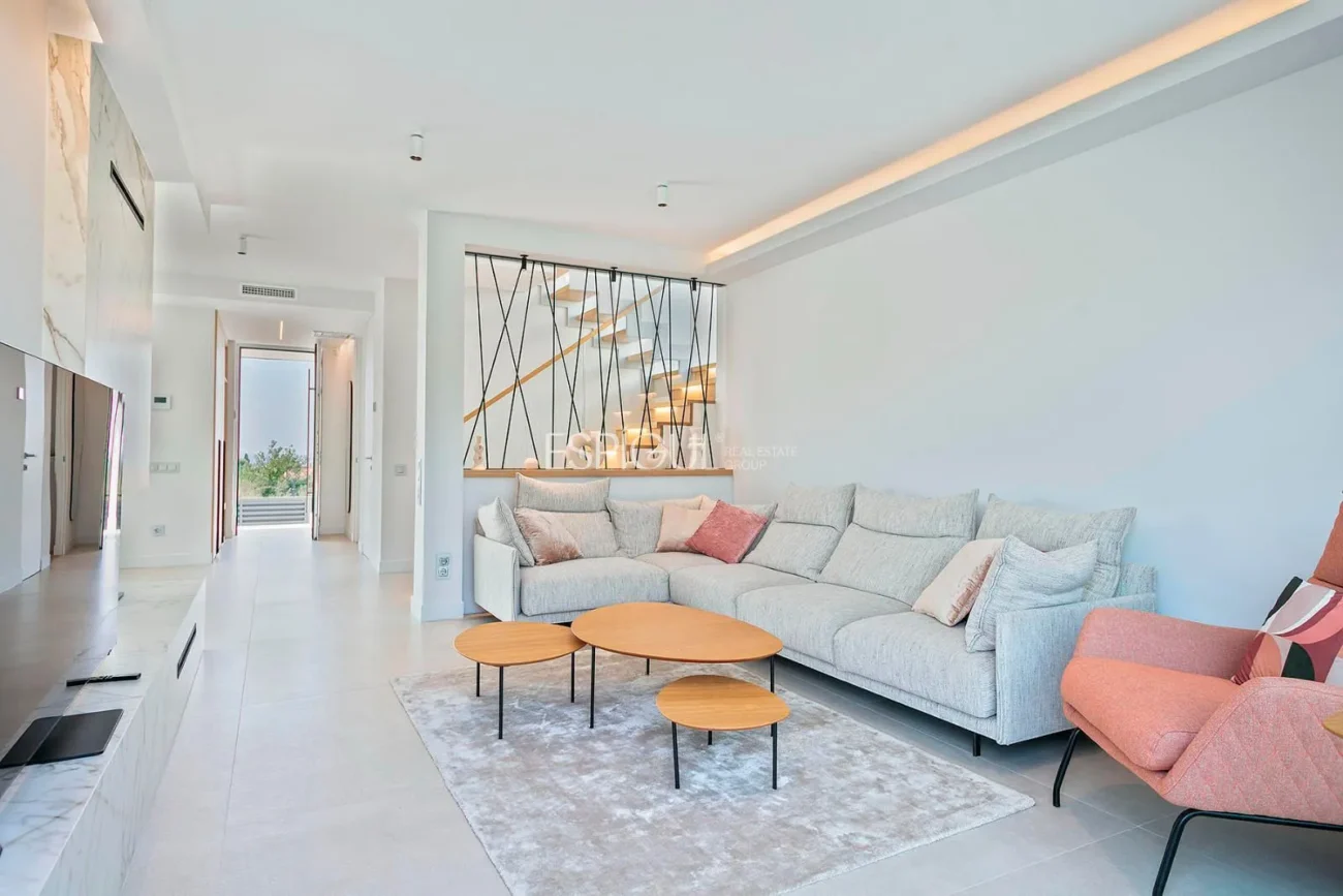 Великолепный отдельно стоящий дом с видом на море и частным бассейном в Монгате