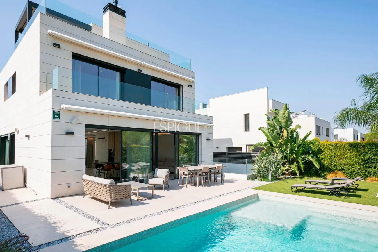 Великолепный отдельно стоящий дом с видом на море и частным бассейном в Монгате