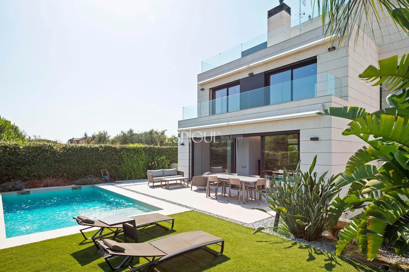 Великолепный отдельно стоящий дом с видом на море и частным бассейном в Монгате