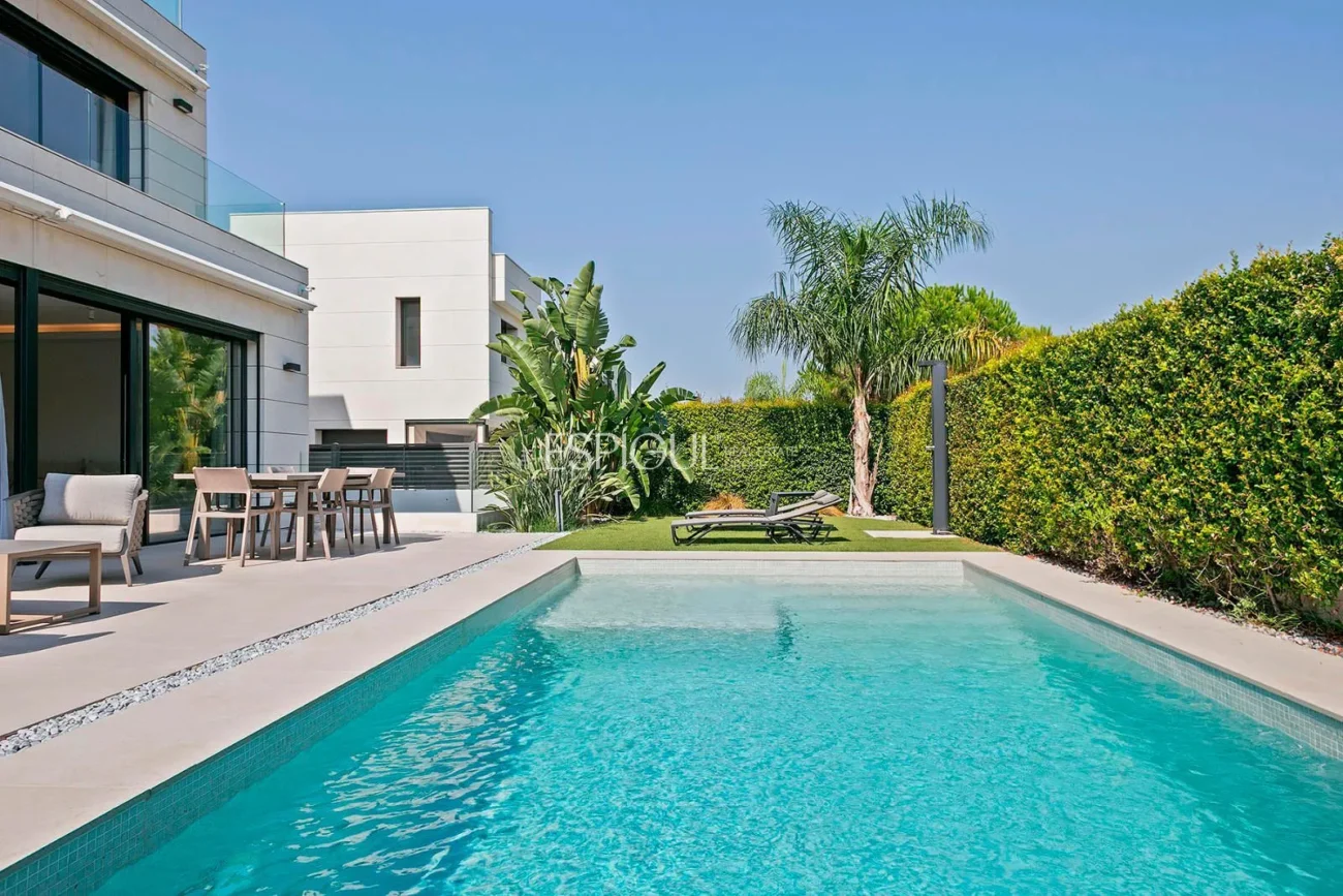 Великолепный отдельно стоящий дом с видом на море и частным бассейном в Монгате