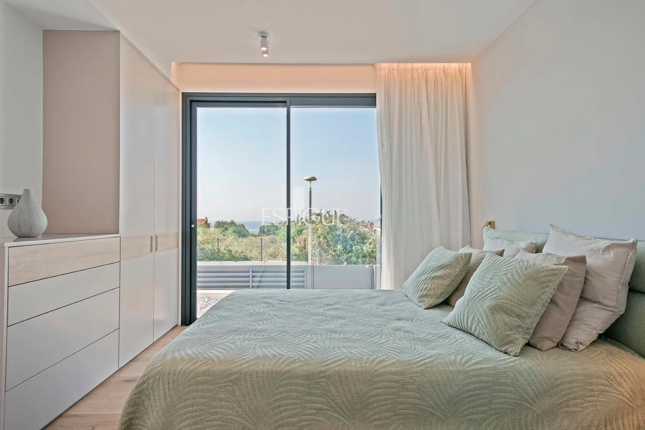 Великолепный отдельно стоящий дом с видом на море и частным бассейном в Монгате