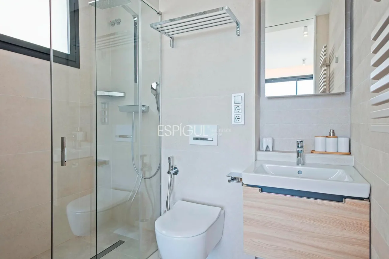 Великолепный отдельно стоящий дом с видом на море и частным бассейном в Монгате