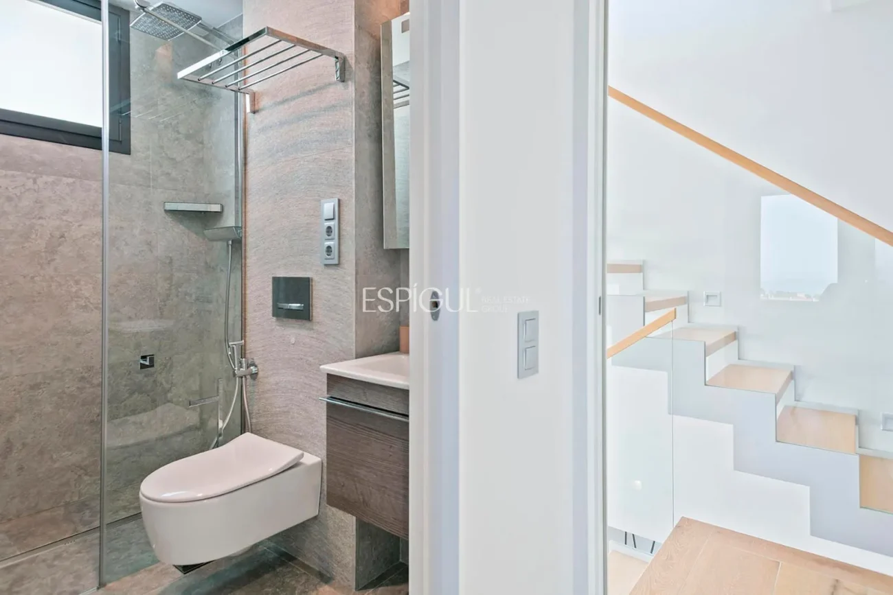 Великолепный отдельно стоящий дом с видом на море и частным бассейном в Монгате