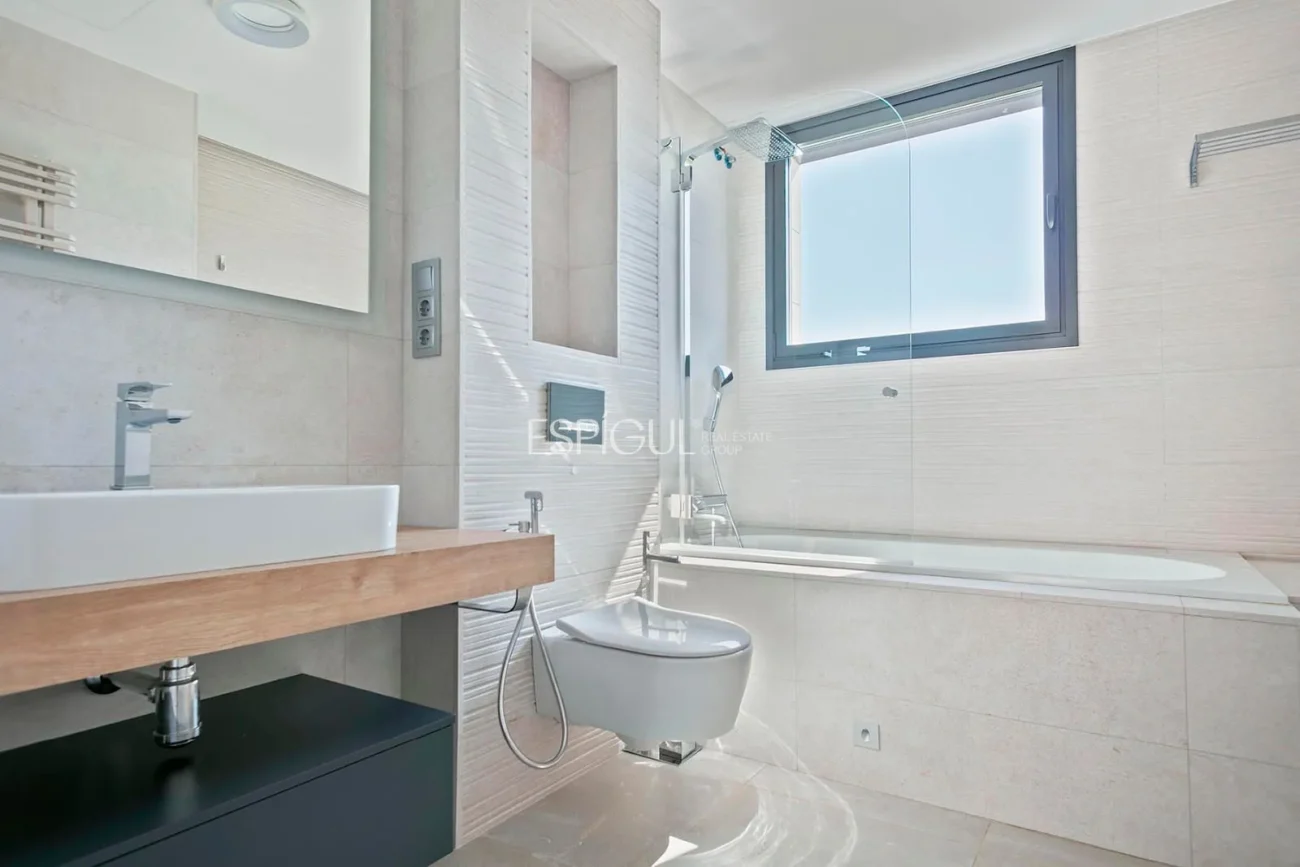 Великолепный отдельно стоящий дом с видом на море и частным бассейном в Монгате