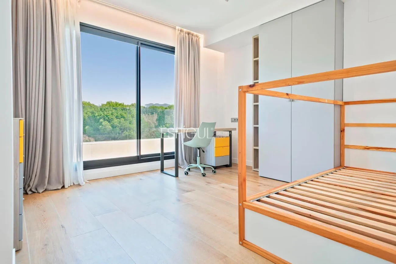 Великолепный отдельно стоящий дом с видом на море и частным бассейном в Монгате