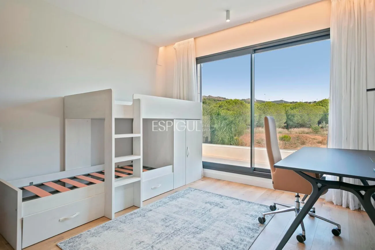 Великолепный отдельно стоящий дом с видом на море и частным бассейном в Монгате