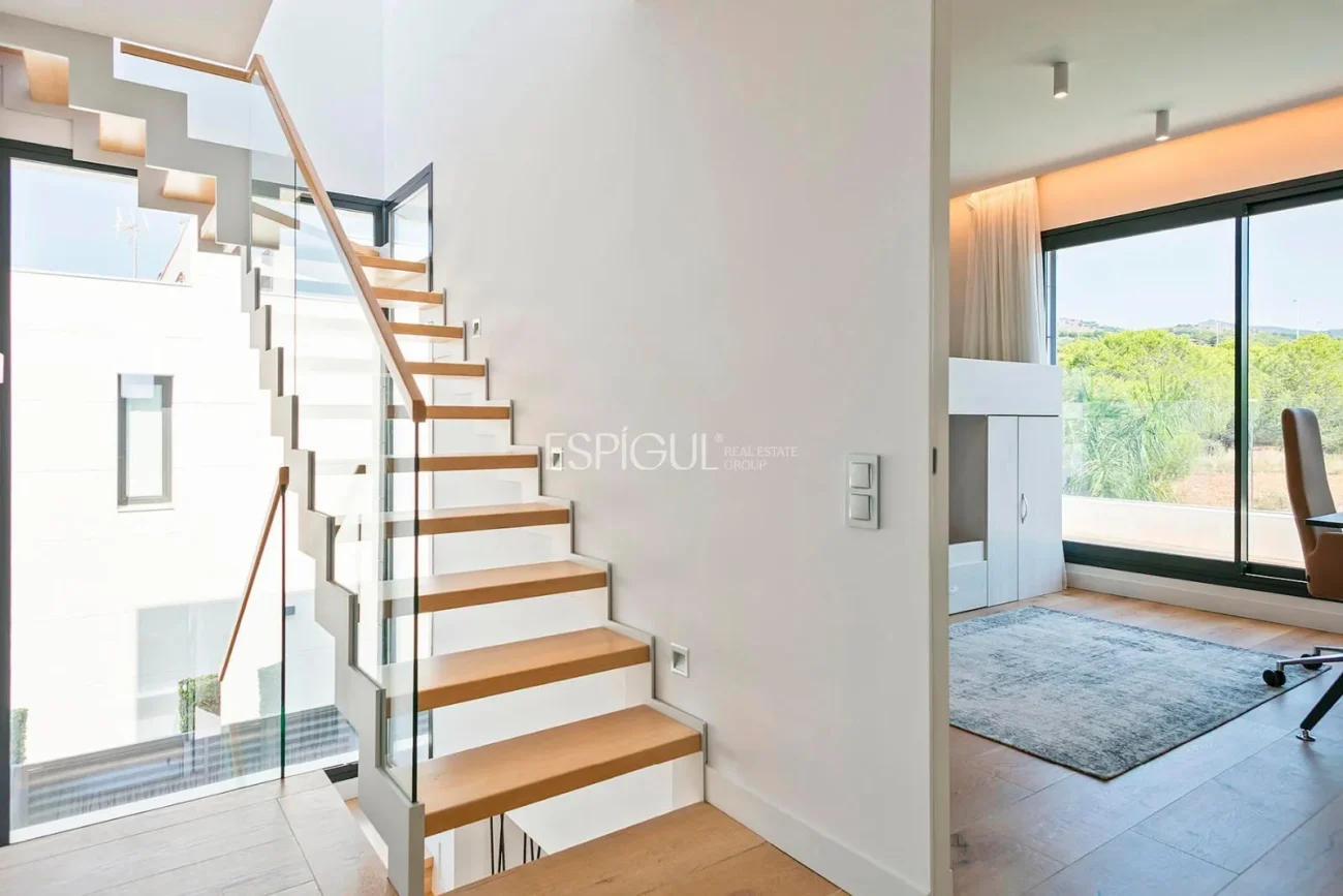 Великолепный отдельно стоящий дом с видом на море и частным бассейном в Монгате