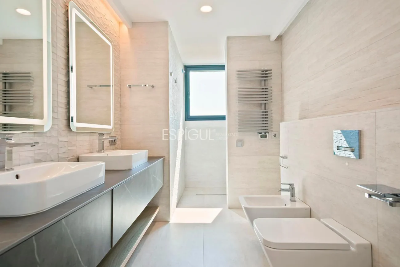 Великолепный отдельно стоящий дом с видом на море и частным бассейном в Монгате