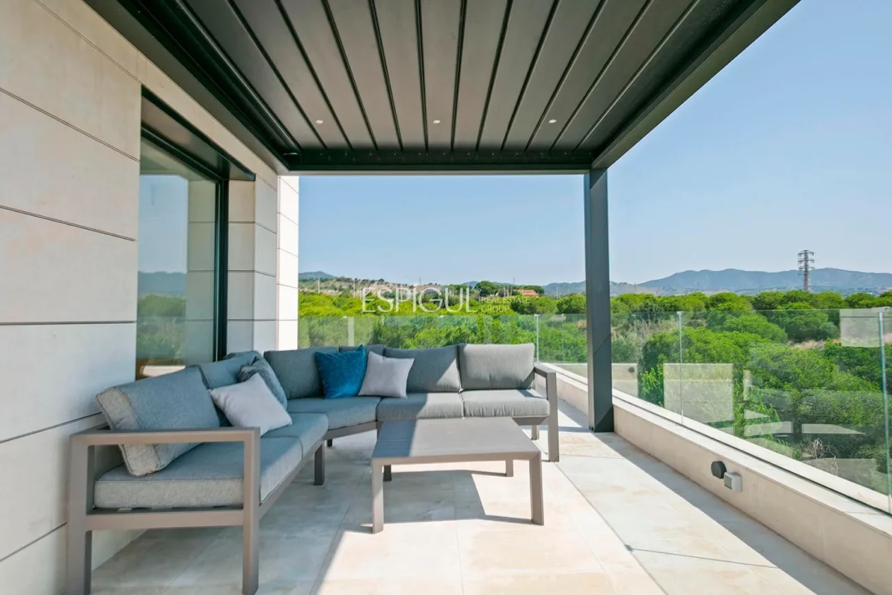 Великолепный отдельно стоящий дом с видом на море и частным бассейном в Монгате